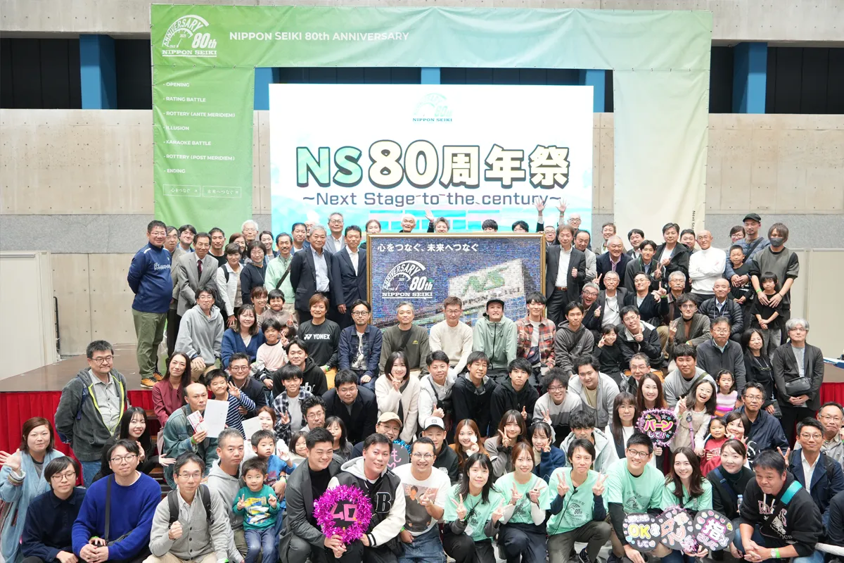 想いを込めたモザイクアートと共に記念撮影