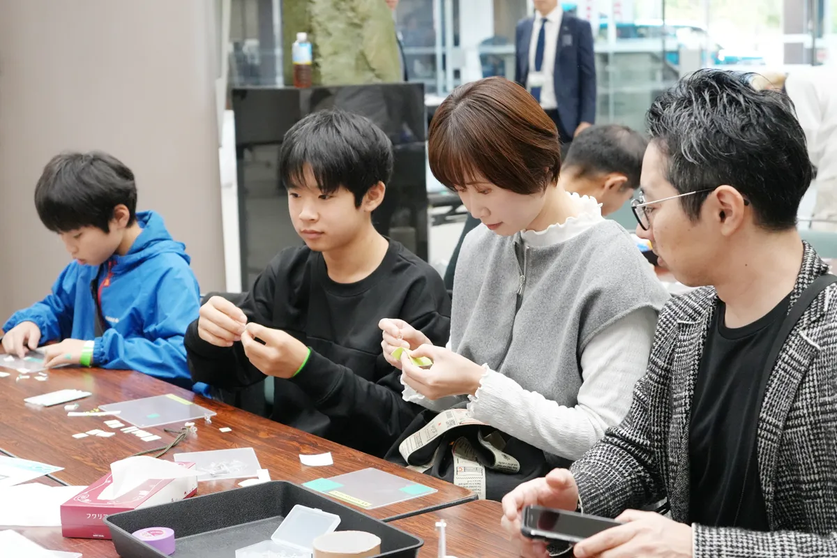 コロナ禍で活躍した飛沫防止パーテーションをオリジナルフォトフレームへ再生。環境にやさしい記念の品へ。